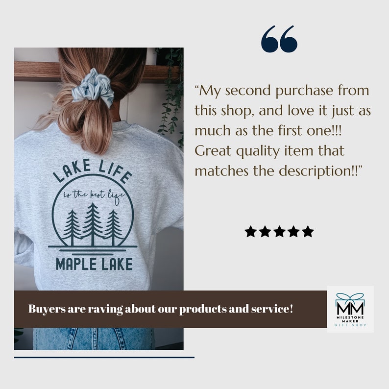 K&ouml;nnte beinhalten: Grauer Pullover mit einem grafischen Design eines Kreises mit drei Kiefern darin und dem Text "LAKE LIFE is the best life" &uuml;ber den B&auml;umen und "MAPLE LAKE" unter den B&auml;umen. Der Text ist in Schwarz. Der Pullover wird von einer Person mit langen braunen Haaren getragen. Das Bild enth&auml;lt eine Kundenbewertung, die lautet "My second purchase from this shop, and love it just as much as the first one!!! Great quality item that matches the description!!" mit einer F&uuml;nf-Sterne-Bewertung.