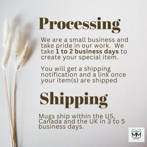 Puede incluir: Texto sobre un fondo blanco con las palabras "Processing" y "Shipping" en negrita de color marr&oacute;n. El texto explica que la tienda es una peque&ntilde;a empresa y tarda de 1 a 2 d&iacute;as h&aacute;biles en crear art&iacute;culos. Tambi&eacute;n indica que las tazas se env&iacute;an a los Estados Unidos, Canad&aacute; y el Reino Unido en 3 a 5 d&iacute;as h&aacute;biles.