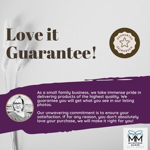 Puede incluir: Un fondo morado con texto blanco que dice "Love it Guarantee!" y una estrella dorada en un c&iacute;rculo con la palabra "Guarantee" alrededor. El texto debajo dice "Como una peque&ntilde;a empresa familiar, nos enorgullecemos de entregar productos de la m&aacute;s alta calidad. Le garantizamos que obtendr&aacute; lo que ve en nuestras fotos de productos. Nuestro compromiso inquebrantable es garantizar su satisfacci&oacute;n. Si por alguna raz&oacute;n, no le encanta absolutamente su compra, haremos todo lo posible para que quede satisfecho!" Una mujer con gafas aparece en la esquina superior izquierda. La esquina inferior derecha tiene un logotipo con el texto "MM Milestone Maker Gift Shop".