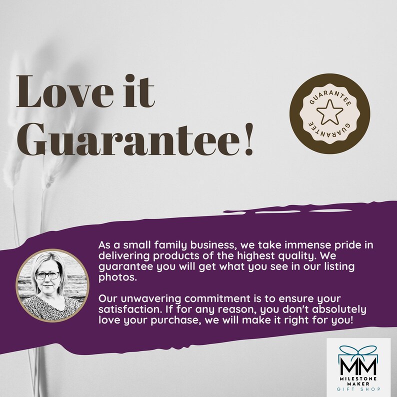 Puede incluir: Un fondo morado con texto blanco que dice "Love it Guarantee!" y una estrella dorada en un c&iacute;rculo con la palabra "Guarantee" alrededor. El texto debajo dice "Como una peque&ntilde;a empresa familiar, nos enorgullecemos de entregar productos de la m&aacute;s alta calidad. Le garantizamos que obtendr&aacute; lo que ve en nuestras fotos de productos. Nuestro compromiso inquebrantable es garantizar su satisfacci&oacute;n. Si por alguna raz&oacute;n, no le encanta absolutamente su compra, haremos todo lo posible para que quede satisfecho!" Una mujer con gafas aparece en la esquina superior izquierda. La esquina inferior derecha tiene un logotipo con el texto "MM Milestone Maker Gift Shop".