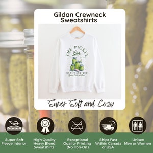 Puede incluir: Sudadera Gildan blanca con un gr&aacute;fico verde y blanco de tarros de pepinillos y el texto "The Pickle Club San Francisco". La sudadera tiene un interior de forro polar muy suave y es unisex.