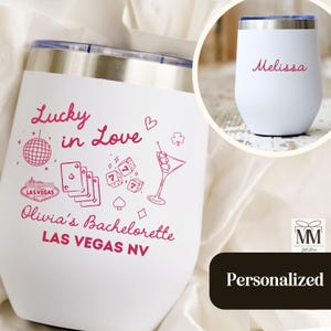 Benutzerdefinierte Vegas Bachelorette Weinbecher, Glück in der Liebe Geschenk für Brautjungfern, Las Vegas Hochzeit Gastgeschenke Personalisierte Braut Getränkebecher