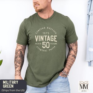 Peut inclure: Un t-shirt vert avec le texte "Limited Edition 1975 Vintage Aged 50 Years Original Parts" en cercle sur le devant.