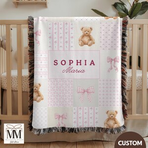 Könnte beinhalten: Eine personalisierte Babydecke mit Patchwork-Design. Sie zeigt Quadrate mit Teddybären, Schleifen und floralen Mustern in Rosa und Weiß. Der Name "SOPHIA Maria" ist in einem zentralen Feld zu sehen. Die Decke hat einen Fransenrand.