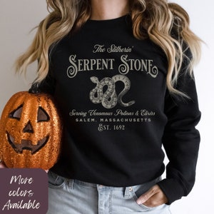 Sweat-shirt serpent Salem Massachusetts, sweat-shirt serpent, pull vintage en pierre serpent slitherin, pull à col rond d'automne, chemise d'Halloween