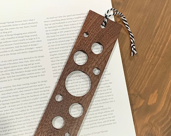 Handgefertigtes Lesezeichen aus Nussbaumholz mit Kreisdesign