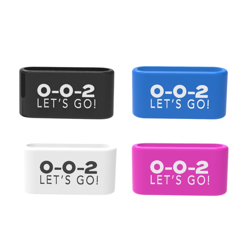 Op de afbeelding: Vier rechthoekige siliconen bandjes in zwart, blauw, wit en roze. Elk bandje heeft de witte tekst "O-O-2 LET'S GO!". De bandjes hebben afgeronde hoeken en een gladde afwerking.