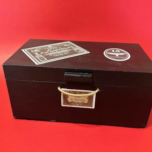 Caja de madera con tapa para guardar joyas.
