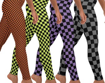 Puede incluir: Cuatro pares de leggings en una variedad de colores: naranja y negro, verde neón y negro, morado y negro, y gris y negro. Cada par presenta un patrón de cuadros. Los leggings son ajustados y llegan a los tobillos.