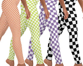 Puede incluir: Cuatro pares de leggings a cuadros en diferentes colores: naranja y blanco, verde y blanco, morado y blanco, y negro y blanco.