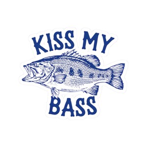 Puede incluir: Una pegatina azul y blanca con una ilustración detallada de un pez lubina. El texto "KISS MY BASS" está arqueado arriba y abajo del pez en una fuente audaz. Diseñado para entusiastas de la pesca y pescadores.