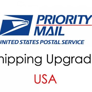 Puede incluir: Un logotipo azul y blanco del Servicio Postal de los Estados Unidos con el texto "PRIORITY MAIL" en rojo y negro. El texto "Shipping Upgrade USA" está debajo del logotipo en negro.