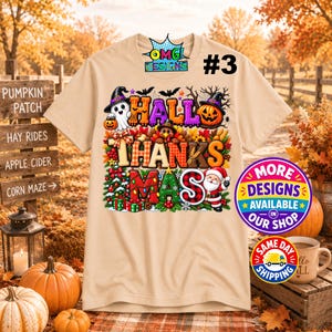 Puede incluir: Una camiseta beige de manga corta con un gráfico colorido que incluye el texto "HALLOTHANKSMAS" y "#3". El diseño muestra un fantasma, una calabaza, un pavo, un árbol de Navidad y a Santa Claus, rodeados de iconos festivos.