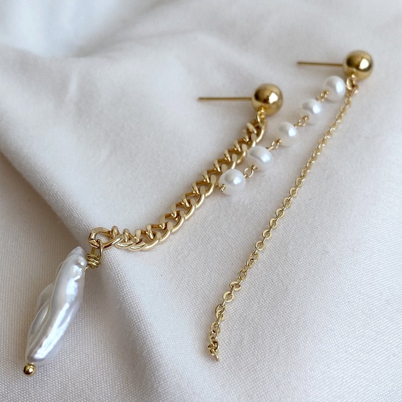 Boucles d'oreilles longues femme Or 18 carats sur laiton Perle d'eau douce Asymétrique Délicat Bijoux minimalisme Exclusif Goujon Cadeau image 1
