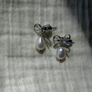 best friend gift,
christmas gifts,
christmas present,
gift for her,
gift girlfriend,
gift mother,
gift sister,
grandma gift,
jewelry gift,
mom gift,
mother daughter gift,
bow pearl earrings,
secret santa