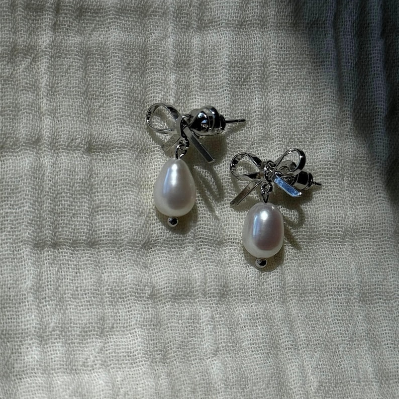 best friend gift,
christmas gifts,
christmas present,
gift for her,
gift girlfriend,
gift mother,
gift sister,
grandma gift,
jewelry gift,
mom gift,
mother daughter gift,
bow pearl earrings,
secret santa