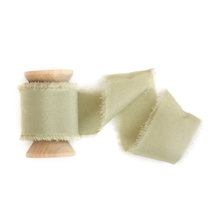 Seidenbänder in Verträumten Farben, Hellgrün, Salbei, für Hochzeitseinladungen, Rohrand, Seidenkreppband, Einladung, Briefpapier, Geschenkverpackung, handgefärbt