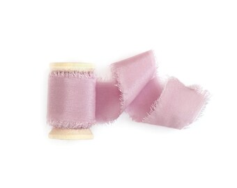 Rubans de soie pastel violets dans des couleurs de rêve pour les invitations de mariage Raw Edge Silk Crepe Ribbon Invitation Stationary Gift Wrap Hand Dyed