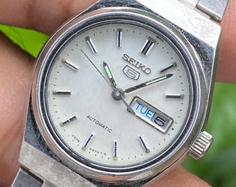Montre-bracelet Seiko 5 automatique vintage rare, réf. 2906-0620 A2, fonction jour/date, cadran blanc, fabriquée au Japon, pour femme.