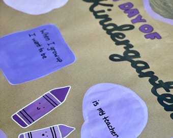 Puede incluir: Un letrero de papel marrón con detalles en morado y el texto "MY FIRST DAY OF Kindergarten". El letrero incluye espacios para "My name is", "When I grow up I want to be" y "is my teacher", junto con dos ilustraciones de crayones morados.