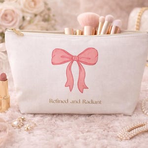 Rosa rosett accessoarpåse, raffinerad och strålande sminkväska, feminin sminkväska, kokett estetisk resepåse, present till henne bild 1