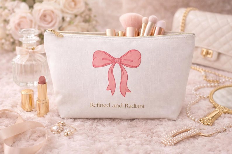 Rosa rosett accessoarpåse, raffinerad och strålande sminkväska, feminin sminkväska, kokett estetisk resepåse, present till henne bild 1