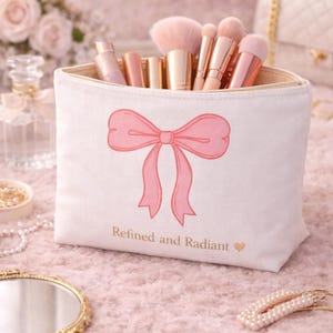 Rosa rosett accessoarpåse, raffinerad och strålande sminkväska, feminin sminkväska, kokett estetisk resepåse, present till henne bild 3