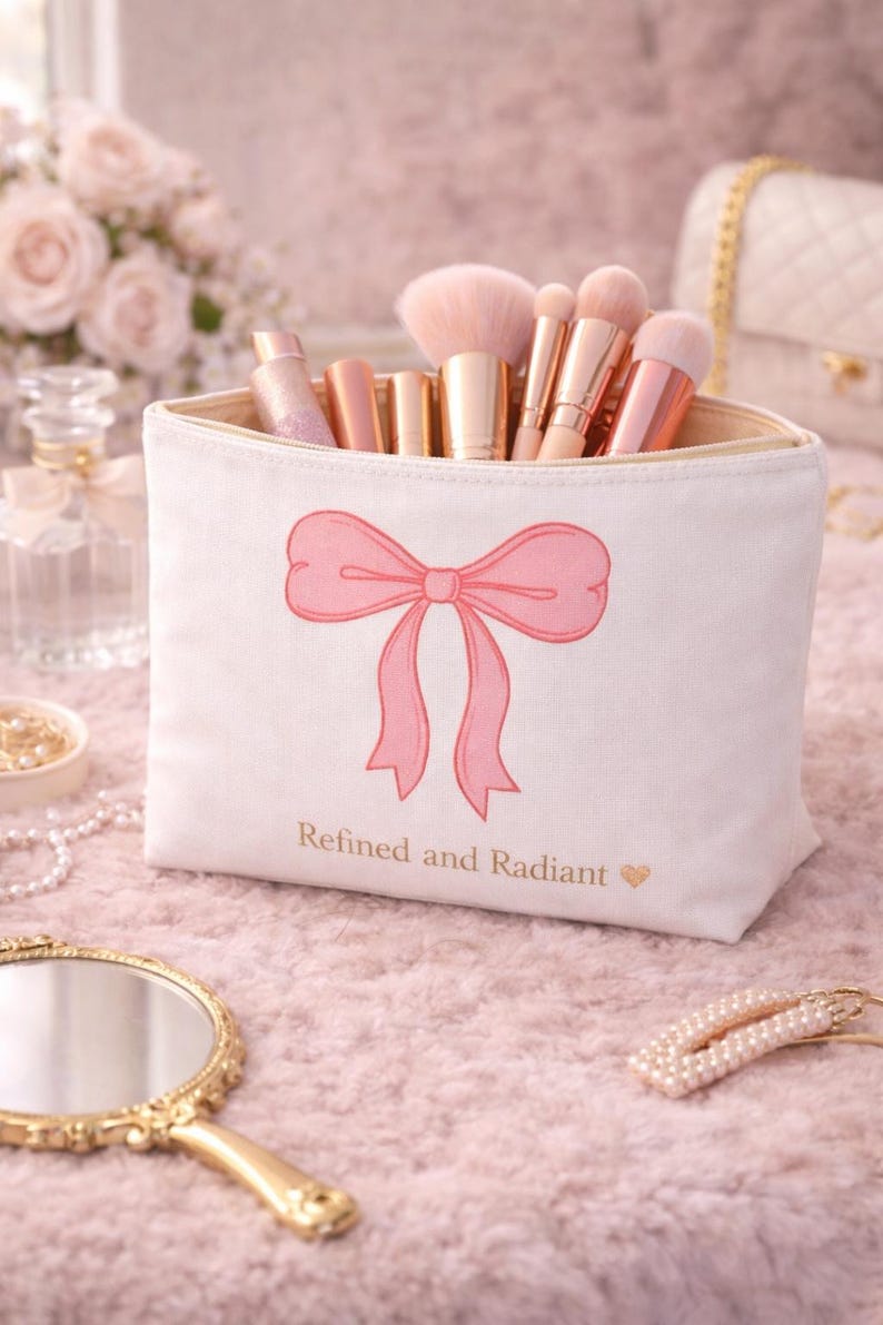 Rosa rosett accessoarpåse, raffinerad och strålande sminkväska, feminin sminkväska, kokett estetisk resepåse, present till henne bild 3