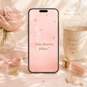 以下が含まれることがあります： スマートフォンには、「you deserve peace」というテキストが入ったピンク色のモチベーションを高める壁紙が表示されています。 金色の星と「DIGITAL WALLPAPER」と「Instant Download」の文字も表示されています。 背景には「Be kind to your mind」という文字が入ったマグカップがあります。