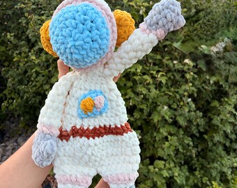Crochet Astronaut Plush: Soft Yarn Space Toy