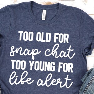 スナップチャットには年を取りすぎ、人生には若すぎるアラートユニセックスおもしろTシャツ、ユーモラスなTシャツ、面白い人生アラートTシャツ、面白い年齢シャツ、ギフトシャツ