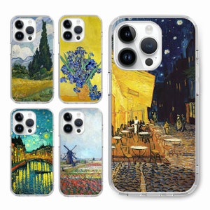 Può includere: Quattro diverse custodie per iPhone con vari dipinti di Vincent van Gogh. Le custodie presentano i dipinti "La notte stellata", "Caffè all'aperto di notte", "Iris" e "Campo di grano con corvi".
