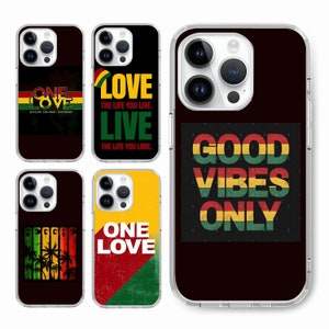 Pode incluir: Quatro capas de telefone diferentes com fundo preto e texto colorido. As capas apresentam as frases "One Love", "Love the life you live. Live the life you love.", "Good Vibes Only", e "One Love".