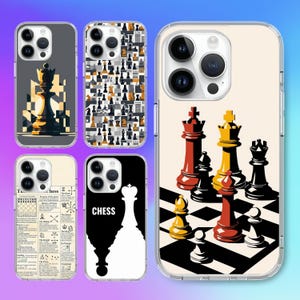 Puede incluir: Cinco fundas para teléfono diferentes con un tema de ajedrez. Las fundas son todas en blanco y negro con una variedad de piezas y diseños de ajedrez. Las fundas son todas de plástico transparente y tienen un acabado brillante.