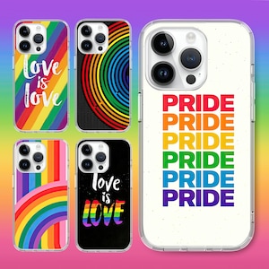Peut inclure: Ensemble de six coques de téléphone transparentes avec des motifs arc-en-ciel. Les coques présentent différents motifs arc-en-ciel, notamment des rayures, des cercles et les mots "Love is Love". Une coque présente le mot "Pride" répété six fois en couleurs arc-en-ciel.
