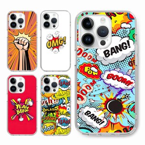 Puede incluir: Cuatro fundas para teléfono diferentes con un tema de cómic. Las fundas son transparentes y muestran una variedad de diseños coloridos con palabras como "OMG!" "Bang!" "Boom!" y "Yeah! Baby".