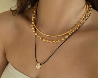 Gold Teardrop Pendant Necklace: Minimalist Modern Jewelry