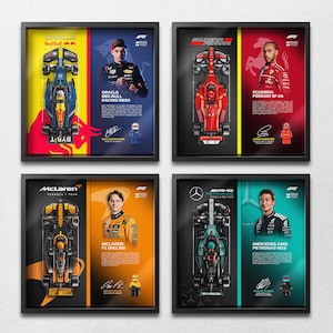 Peut inclure: Quatre affiches encadrées de Formule 1. Chaque affiche présente une voiture et un pilote, avec les logos de l'équipe et les noms des pilotes. Les affiches sont dans des cadres noirs et ont un design coloré avec les couleurs de l'équipe. Les affiches incluent Red Bull, Ferrari, McLaren et Mercedes.