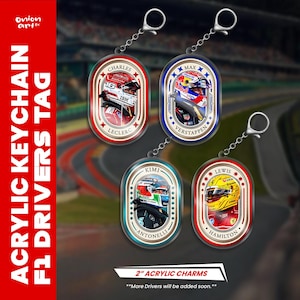 Peut inclure: Quatre porte-clés ovales en acrylique représentant les pilotes de Formule 1 Charles Leclerc, Max Verstappen, Kimi Antonelli et Lewis Hamilton avec leurs casques. Chaque breloque inclut une chaîne et un fermoir en métal argenté, mesurant 5,08 cm.
