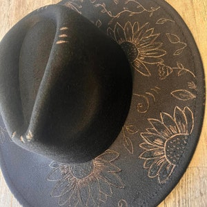 Handgebrande fedora-cowboyhoed met zonnebloemenhoed//cadeauhoed//hoofddeksels//akubra//fashion//style//trend//cadeau//hoeden//custom//uniek//stijl