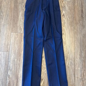K&ouml;nnte beinhalten: Eine dunkelblaue Jeans mit geradem Bein.