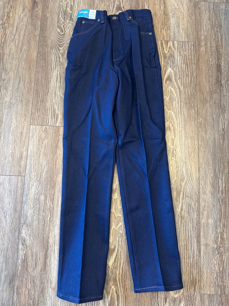 K&ouml;nnte beinhalten: Eine dunkelblaue Jeans mit geradem Bein.