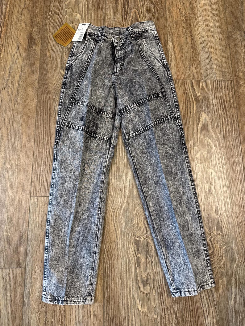 K&ouml;nnte beinhalten: S&auml;uregewaschene Jeans aus Denim mit Knopf- und Rei&szlig;verschluss. Die Jeans haben ein verblasstes Schwarz-Grau-Muster, verst&auml;rkte N&auml;hte und ein Etikett. Die Jeans haben ein klassisches F&uuml;nf-Taschen-Design.
