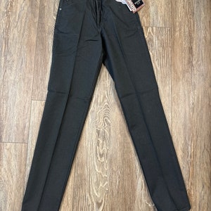 Op de afbeelding: Zwarte rechte jeans met een