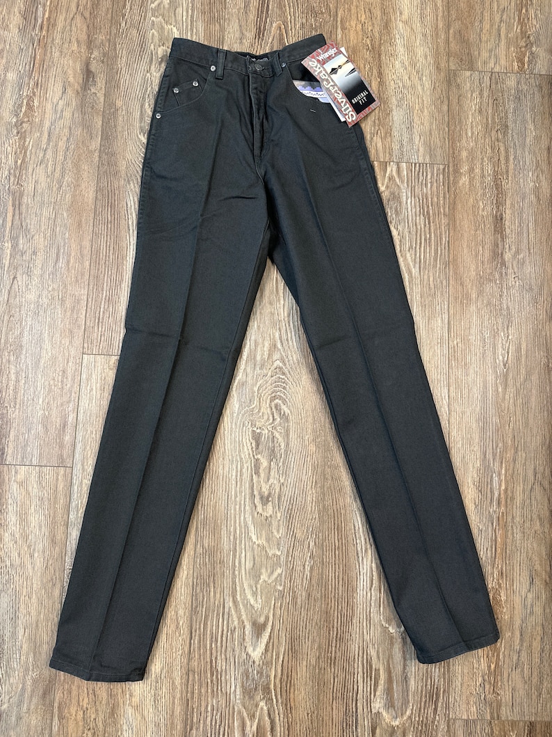 Op de afbeelding: Zwarte rechte jeans met een