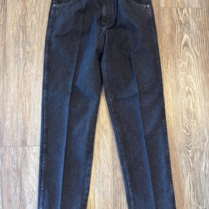 Puede incluir: Un par de pantalones vaqueros de color azul oscuro con un corte recto.