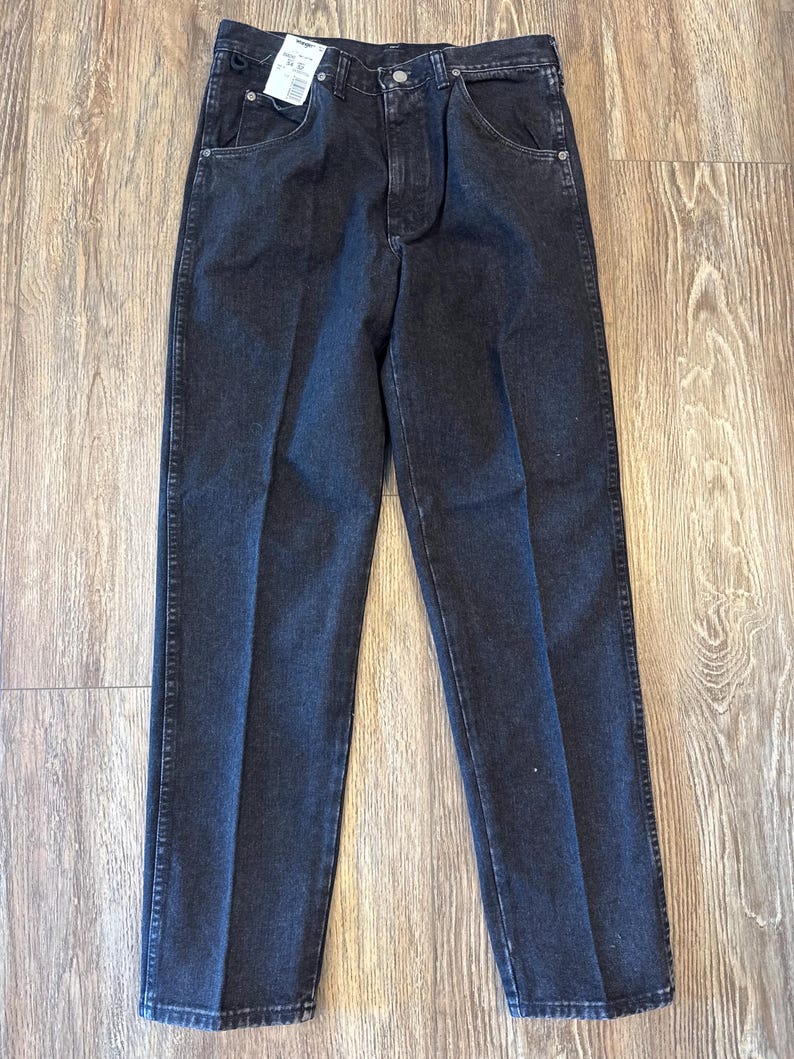 Puede incluir: Un par de pantalones vaqueros de color azul oscuro con un corte recto.