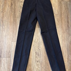 K&ouml;nnte beinhalten: Schwarze Jeans mit hoher Taille und gerader Beinweite.
