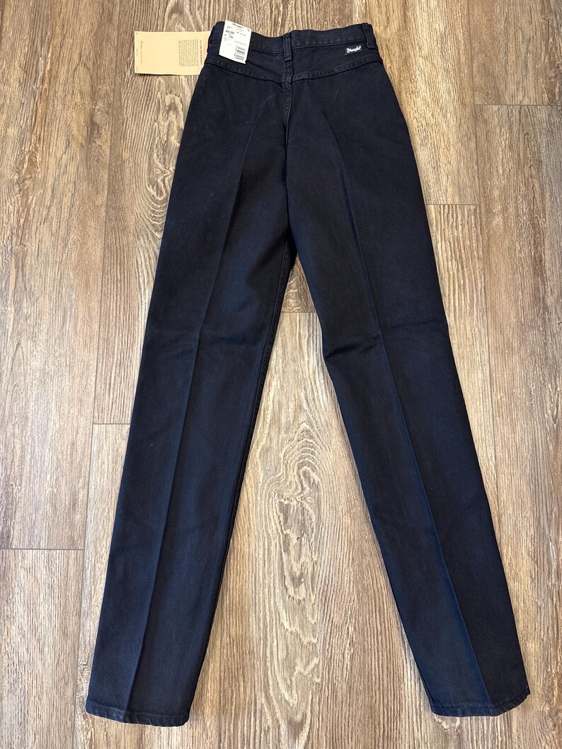 K&ouml;nnte beinhalten: Schwarze Jeans mit hoher Taille und gerader Beinweite.