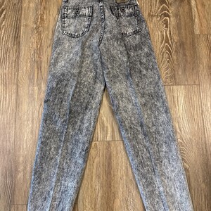 K&ouml;nnte beinhalten: Jeans aus Acid-Wash-Denim mit hohem Bund und zwei Ges&auml;&szlig;taschen. Die Jeans haben ein klassisches F&uuml;nf-Taschen-Design und ein gerades Bein. Der Denim ist eine Mischung aus Grau und Schwarz mit einem verblichenen, strukturierten Aussehen. Ein Etikett ist an der Ges&auml;&szlig;tasche befestigt.